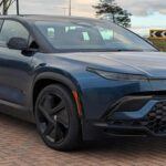 El Fisker Ocean se ha ganado la atención por su diseño elegante, su materialidad sostenible y características innovadoras, como una pantalla táctil rotatoria de 17.1 pulgadas y el 