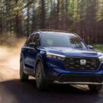 Precio aproximado: $30,000

La Honda CR-V ha sido durante años un líder en la categoría de SUV familiares, y el modelo 2025 no es la excepción. Con un motor turboalimentado de 1.5 litros y 190 caballos de fuerza, la CR-V ofrece un rendimiento excelente y una eficiencia de combustible de 29 MPG en ciudad y 35 MPG en carretera. Su interior espacioso y cómodo, junto con un maletero amplio, la convierten en una opción ideal para familias. La fiabilidad de Honda y su bajo costo de mantenimiento hacen que la CR-V sea una inversión segura para aquellos que buscan un SUV eficiente y durable.

Lo mejor: Fiabilidad comprobada, gran espacio interior y excelente economía de combustible.