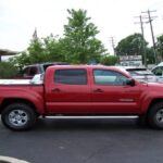 La Toyota Tacoma es una camioneta que ha ganado el corazón de los entusiastas gracias a su impresionante durabilidad y fiabilidad. A lo largo de los años, los modelos de segunda y tercera generación se han consolidado como clásicos, con una base de seguidores que aprecia su resistencia a largo plazo. Aunque las versiones más nuevas son igualmente destacables, las generaciones anteriores tienen un encanto especial. La Tacoma se sigue considerando una de las pickups más resistentes, ideal para quienes buscan una camioneta que dure y se adapte a condiciones difíciles.