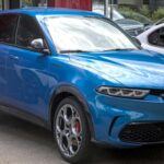 El Cadillac Lyriq, uno de los SUV eléctricos de lujo de GM, ha sido aclamado por su diseño, pero su fiabilidad deja mucho que desear. Con una puntuación de fiabilidad de solo 53/100, este modelo ha sufrido fallos en el software de ABS, pantallas de visualización defectuosas y pérdidas de potencia repentinas. En tres años de producción, el Lyriq ha tenido seis retiradas del mercado, lo que demuestra que, a pesar de su precio elevado, el modelo tiene serias debilidades en su plataforma Ultium.