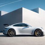 Porsche ha consolidado su lugar en las listas de las marcas de lujo más confiables al ofrecer no solo alto rendimiento, sino también fiabilidad a largo plazo. Con modelos como el Porsche 911 y el Cayenne, la marca ha demostrado que la potencia y la durabilidad pueden coexistir sin problemas. Aunque los costos de mantenimiento son elevados, los componentes principales como el motor y la transmisión resisten bien el paso del tiempo si se les da el mantenimiento adecuado. Porsche sobresale por la calidad de sus materiales y la solidez de sus motores, lo que le ha ganado la confianza de los propietarios durante muchos años.