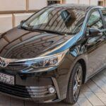 El Toyota Corolla 2017 es uno de los coches más conocidos por su fiabilidad. Con una calificación de seguridad excepcional y un motor eficiente, el Corolla sigue siendo una de las opciones más populares para quienes buscan un coche duradero y económico. Con un rendimiento de hasta 34 millas por galón, ofrece un equilibrio perfecto entre eficiencia de combustible y rendimiento. Ideal como coche para principiantes o para quienes buscan algo sencillo y confiable, este modelo se mantiene dentro de los precios moderados.