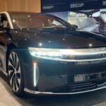 El Lucid Air ha irrumpido en el mercado como un sedán eléctrico que combina lujo, autonomía y rendimiento. Con una autonomía de hasta 832 km en su versión más avanzada, este vehículo ha cambiado las expectativas de lo que un coche eléctrico puede ofrecer. Además de su impresionante autonomía, el Lucid Air cuenta con tecnología de carga ultra-rápida, lo que permite recuperar el 80% de su batería en solo 20 minutos. Su diseño es moderno y elegante, con un interior de lujo que compite con los mejores sedanes del mercado.