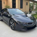 El BMW i8 es un coche híbrido que se siente y luce como un superdeportivo. Con su motor tricilíndrico de 1.5 litros y dos motores eléctricos, el i8 ofrece un rendimiento impresionante junto con la eficiencia de un híbrido. Aunque su aspecto futurista y sus puertas de ala de gaviota llaman la atención, el i8 es mucho más que una apariencia: su tecnología híbrida y el sistema de tracción integral lo convierten en una máquina rápida y eficiente.

Por menos de 50.000 dólares, puedes conseguir un modelo de 2016 con bajo kilometraje, lo que lo convierte en una opción interesante si buscas algo exclusivo pero asequible. Asegúrate de comprobar el estado de la batería antes de comprarlo, ya que la durabilidad de la misma es clave para el rendimiento a largo plazo.

Lo mejor: Tecnología híbrida avanzada y diseño futurista con una excelente relación calidad-precio.