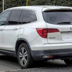 El Honda Pilot 2024 es conocido por su interior espacioso y versátil, con capacidad para hasta ocho personas. Es una excelente opción para las familias que necesitan un vehículo práctico y cómodo para sus trayectos diarios. Además, cuenta con el sistema de seguridad Honda Sensing, que incluye características como el control de crucero adaptativo, la alerta de colisión frontal y la asistencia de mantenimiento de carril. El motor V6 proporciona una mezcla equilibrada de potencia y eficiencia, y su opción de tracción integral lo convierte en un SUV adecuado para condiciones climáticas adversas.