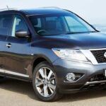 El Nissan Pathfinder HEV 2014-2015 ha sido conocido por sus problemas eléctricos y de frenos, lo que representa un peligro para la seguridad. Los temblores y las vibraciones al cambiar de marcha también son reportados con frecuencia, lo que afecta la experiencia de conducción. Además, algunos propietarios han informado que el vehículo no acelera correctamente después de una frenada de emergencia, lo que puede ser extremadamente peligroso. Los fallos del sistema de frenos, junto con problemas en los sistemas de infoentretenimiento y navegación, hacen que este modelo sea una opción arriesgada.