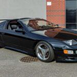 El Nissan 300ZX, en especial las versiones biturbo, es considerado un futuro clásico por su avanzado diseño de los años 90 y su motor biturbo. Fabricado hasta 1996, este deportivo cuenta con una aerodinámica avanzada y un motor potente que lo siguen haciendo relevante hoy en día. Su tecnología de la era digital, como su compleja cabina y motor, lo convierten en una pieza de ingeniería que aún atrae a los coleccionistas. Aunque necesita un mantenimiento cuidadoso, el 300ZX bien conservado tiene un gran potencial de revalorización.