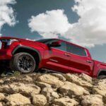 Precio promedio de venta: $45,000
La Toyota Tundra, al igual que la Tacoma, se ha ganado una sólida reputación por su durabilidad. Esta camioneta de tamaño completo es conocida por su capacidad para transportar cargas pesadas y remolcar con facilidad. Con un motor potente y un diseño robusto, la Tundra es ideal tanto para el trabajo como para aventuras fuera de la carretera.

El valor de reventa de la Tundra es impresionante, con una retención de hasta el 60.4% después de cinco años. Este alto porcentaje refleja la confianza que los consumidores tienen en la calidad de la marca Toyota y en su capacidad para ofrecer vehículos que perduran en el tiempo.

Lo mejor: Potente capacidad de remolque, fiabilidad Toyota y larga vida útil.