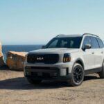 El Kia Telluride 2025 se ha consolidado como uno de los SUV medianos más confiables del mercado, obteniendo también una calificación de 85/100. Este SUV de tamaño completo es impulsado por un motor V6 de 291 caballos de fuerza, que combina potencia y eficiencia. Kia ha demostrado una rápida respuesta ante posibles problemas con cuatro comunicados de mejora, lo que refuerza la confiabilidad del modelo. Su costo de mantenimiento es de $500 anuales, lo que lo convierte en una excelente opción para quienes buscan un SUV espacioso y duradero.