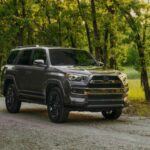Probabilidad de alcanzar las 250,000 millas: 32.9%
Precio de venta sugerido: $42,765 - $59,395

El Toyota 4Runner sigue siendo uno de los SUV más resistentes y fiables, ideal para quienes buscan un vehículo capaz tanto en carretera como fuera de ella. La nueva versión de 2025 incorpora un motor turboalimentado de cuatro cilindros, manteniendo la robustez que ha hecho famoso a este modelo. Es conocido por su durabilidad en terrenos difíciles y su facilidad para superar los obstáculos más complicados, convirtiéndolo en una opción preferida para los entusiastas del off-road. Con el 4Runner, los propietarios pueden esperar muchos años de servicio sin problemas importantes.

Lo mejor: Capacidad off-road sobresaliente, fiabilidad de largo plazo y tecnología avanzada.