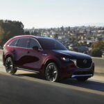 El Mazda CX-90 y el Mazda CX-70 han sorprendido a muchos con sus resultados negativos en los tests de fiabilidad. Aunque Mazda tiene una buena reputación general, estos SUV no lograron mantenerse a la altura en comparación con otros competidores en sus respectivas categorías. Ambos modelos, que son muy similares entre sí, fueron penalizados por su fiabilidad deficiente, en particular en aspectos relacionados con la calidad de los materiales y el rendimiento de los sistemas electrónicos. A pesar de ser vehículos atractivos, su fiabilidad a largo plazo deja mucho que desear.

Lo peor: Baja fiabilidad en comparación con rivales de la misma categoría.