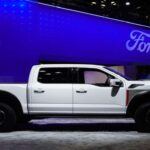 El Ford F-150 Raptor R es otro camión que eleva el rendimiento a nuevas alturas. Con un motor V8 sobrealimentado de 5.2L que produce 720 caballos de fuerza, el Raptor R es un camión diseñado para la velocidad y la destreza en terrenos difíciles. Su suspensión Fox Racing, las placas de deslizamiento y las llantas todo terreno de 37 pulgadas le otorgan una capacidad impresionante fuera de la carretera.

Además de su destreza off-road, el Raptor R ofrece una cabina lujosa y equipada con tecnología avanzada, como una pantalla táctil de gran tamaño con Sync 4 y sistemas de asistencia al conductor como Trail Control. Es un camión que combina fuerza bruta con ingeniería refinada.