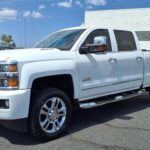 Para los que necesitan un rendimiento superior, la Chevrolet Silverado 2500HD 2025 es una de las mejores opciones. Con un motor V8 de 6.6 litros, esta pickup tiene una impresionante capacidad de remolque, ideal para transportar remolques grandes, lanchas o todo tipo de equipo. Su construcción robusta y la caja de carga reforzada la hacen resistente y confiable para cargar equipo pesado durante largos trayectos.

Además, el interior de la Silverado 2500HD ofrece un confort notable, con opciones de conectividad y un sistema de remolque avanzado. Es una camioneta perfecta para quienes necesitan fiabilidad, rendimiento y un toque de confort en sus viajes de camping.