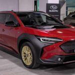 El Subaru Solterra, una colaboración entre Toyota y Subaru, no ha logrado cumplir con las expectativas. A pesar de las esperanzas puestas en esta asociación, el Solterra se queda corto en varias áreas. Su autonomía limitada y manejo poco refinado lo dejan atrás en comparación con competidores como Tesla y Hyundai. Además, el diseño interior es cuestionable y no logra ofrecer la calidad esperada de dos marcas tan prestigiosas. Si vives en un clima frío, la baja autonomía se convierte en un problema importante. Es mejor considerar otros SUVs eléctricos más avanzados.