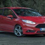 El Ford Fiesta ST es una auténtica máquina de diversión compacta. Con un precio de aproximadamente 14,328 dólares, este pequeño hatchback cuenta con un motor turboalimentado de 1.6 litros que produce 197 caballos de fuerza. La transmisión manual de seis velocidades permite al conductor experimentar la excitación pura al cambiar las marchas, mientras que su chasis deportivo y la suspensión ajustada lo hacen muy ágil y preciso en las curvas. El Fiesta ST es uno de esos autos que, a pesar de su tamaño, ofrece una gran dosis de adrenalina en cada recorrido.