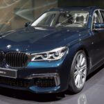 La BMW Serie 7 combina el lujo con la tecnología de última generación para proporcionar una experiencia de viaje cómoda y exclusiva. Equipado con el paquete de asientos Executive Lounge, este sedán ofrece mayor espacio para las piernas y un reposapiés para los pasajeros traseros, garantizando el máximo confort en viajes largos. Su sistema de suspensión adaptativa mantiene el coche estable en todo tipo de carreteras, mientras que el sistema de infoentretenimiento iDrive permite un control intuitivo de la navegación y el entretenimiento. Disponible en versiones híbridas, la Serie 7 es perfecta para quienes buscan lujo y eficiencia en un solo paquete.