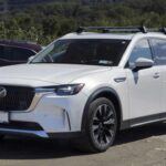 Aunque Mazda tiene una buena reputación de fiabilidad, el Mazda CX-90 PHEV aún está lidiando con numerosos problemas de desarrollo. Al ser un modelo de primera generación, no es raro que enfrente dificultades de fiabilidad, lo que ha afectado su rendimiento general. Problemas con la transmisión han sido una queja constante entre los conductores, y aunque Mazda ha trabajado para solucionarlos, es probable que este modelo aún esté lejos de ser completamente fiable. Si tienes dudas, es mejor esperar a versiones posteriores con más ajustes.