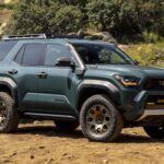 Probabilidad de durar más de 250,000 millas: 32.9%
Precio: $42,765 a $59,395
El Toyota 4Runner 2025 es la opción perfecta para aquellos que buscan un SUV todoterreno que también sea duradero. Con su capacidad para enfrentarse a cualquier terreno, ya sea carretera o caminos difíciles, el 4Runner es conocido por su fiabilidad a largo plazo. Aunque ha sido actualizado con un motor turboalimentado de 4 cilindros, sigue manteniendo esa esencia de robustez y capacidad que ha hecho de este modelo un favorito entre los aventureros. Su fiabilidad, junto con su potente motorización, lo convierten en un SUV capaz de superar las expectativas de durabilidad.
