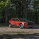 Un SUV accesible con una gran relación calidad-precio
Con un precio base de $21,795, el Chevrolet Trax es una de las opciones más asequibles en el mercado de los SUV subcompactos. Aunque no ofrece tracción total, lo compensa con un motor turboalimentado de 1.3 litros y una transmisión automática de seis velocidades, lo que mejora su experiencia de conducción frente a modelos que usan CVTs. El Trax ha mejorado significativamente en cuanto a espacio y comodidad, siendo ahora más amplio que su versión anterior, lo que lo convierte en una excelente opción para quienes buscan un vehículo económico sin sacrificar funcionalidad.