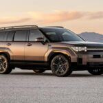 El Hyundai Santa Fe 2025 ha sido completamente rediseñado, y su diseño robusto y elegante lo convierte en un SUV ideal para los jubilados. Con una posición de conducción elevada y puertas anchas, es fácil acceder y salir del vehículo, lo que es clave para la comodidad de los conductores mayores. Además, su motor turboalimentado de 2.5 litros y 277 caballos de fuerza proporciona suficiente potencia para cualquier tipo de conducción. Este SUV de tres filas de asientos tiene una pantalla táctil de 12.3 pulgadas que incluye Apple CarPlay y Android Auto, lo que facilita la interacción con el sistema de entretenimiento. También destaca por sus materiales de alta calidad y superficies suaves al tacto, ofreciendo una experiencia premium sin ser excesivamente lujoso.