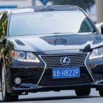 Para aquellos que buscan un híbrido de lujo, el Lexus ES 300h es una opción excelente con un excelente valor de reventa. Conocido por su calidad superior y fiabilidad, el ES 300h ofrece un viaje cómodo y un interior de lujo que atrae a los compradores de gama alta. Los modelos de 2019 en adelante incluyen características de infoentretenimiento avanzadas y asistencia al conductor, lo que mejora su atractivo en el mercado de segunda mano. Los compradores interesados en una experiencia híbrida de lujo valoran la combinación de confort y eficiencia, lo que asegura que este modelo mantenga su valor con el paso del tiempo.
