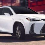 Para quienes buscan lujo y eficiencia, el Lexus UX Hybrid es una excelente opción. Este SUV compacto híbrido logra una eficiencia de 32 MPG en ciudad y 42 MPG en carretera. Es el crossover más pequeño que Lexus ofrece y, a pesar de ser relativamente compacto, ofrece un interior súper refinado, con una cabina silenciosa y una conducción muy suave. Su precio comienza en 38,000 dólares. Sin embargo, su tamaño puede ser un inconveniente para quienes necesiten más espacio en la parte trasera, ya que la segunda fila de asientos es algo estrecha y su capacidad de carga es limitada.