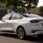 Ford está dando una segunda oportunidad a su legendario Ford Taurus, un sedán que vuelve a la vida para satisfacer la demanda de autos con diseño moderno y tecnología avanzada. Aunque el modelo desapareció en los EE. UU. hace algunos años, Ford nunca dejó de producirlo para el mercado de Medio Oriente, y en 2025 se presentará una versión completamente renovada.

Con un diseño más elegante, que incluye un trasero fastback inspirado en el Mustang, el Taurus tendrá una pantalla de 13.2 pulgadas tanto en el tablero como en la pantalla de infoentretenimiento. Se ofrecerán versiones con motorizaciones que van desde el motor turboalimentado de 1.5L con 190 caballos de fuerza hasta un motor turbo de 2.0L que entrega unos 250 caballos de fuerza. Se espera que el precio oscile entre $25,000 y $30,000.