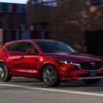 El Mazda CX-5 2025 sigue siendo uno de los SUV más lujosos en su segmento, a pesar de estar por debajo de los $30,000. Con un precio de $29,050, el CX-5 ofrece una calidad interior que se acerca a la de marcas de lujo europeas, con materiales como cuero flexible y detalles en madera auténtica. El motor turboalimentado de 2.5 litros proporciona una potencia suave y eficaz, con un refinamiento que hace que este SUV se sienta más caro de lo que es.

El diseño exterior sigue la filosofía de Mazda, con líneas fluidas y minimalistas que le dan una presencia elegante. Si buscas un SUV que combine lujo, confort y deportividad, el CX-5 es una opción sobresaliente por un precio razonable.