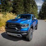 Ram, una de las marcas más populares en el mercado de camionetas en Estados Unidos, ha logrado consolidarse con una base de seguidores leales. Sin embargo, su fiabilidad ha sido cuestionada en los últimos años debido a problemas con los sistemas electrónicos y los sistemas de infoentretenimiento en sus modelos más nuevos. Las camionetas Ram han sido conocidas por sus capacidades de carga y remolque, pero la tecnología avanzada incorporada ha creado más puntos débiles, lo que ha resultado en quejas frecuentes de los propietarios.

A pesar de ser vehículos robustos, los problemas con la electrónica y la interfaz de usuario pueden disminuir la satisfacción general de los clientes, especialmente cuando estas funciones no funcionan correctamente.