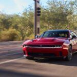 El Dodge Charger Daytona R/T fue el intento de Dodge de hacer su icónico muscle car eléctrico, pero la versión R/T fue eliminada para 2026. Este modelo eléctrico, que ofrecía 496 caballos de fuerza, fue parte de una línea de vehículos eléctricos deportivos de alto rendimiento de la marca. Sin embargo, Dodge decidió cancelar el R/T después de 2025 debido a políticas arancelarias de EE. UU., lo que también afectó a la futura versión del Charger eléctrico de alto rendimiento que se esperaba tuviera alrededor de 1000 caballos de fuerza, conocido como el Banshee. La marca optó por centrarse solo en la versión Scat Pack de 670 caballos de fuerza, dejando de lado el modelo R/T.