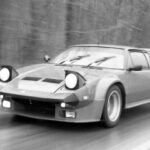 De Tomaso, el fabricante italiano de coches deportivos, fue adquirido por Ford en 1970 con el fin de producir un coche exótico de motor central. El resultado fue el famoso De Tomaso Pantera, que combinaba el motor Cleveland V8 de Ford con un diseño italiano. El Pantera, producido hasta 1993, fue un modelo exitoso, con más de 7,000 unidades vendidas. Sin embargo, la asociación terminó en 1973 debido a la crisis del petróleo y las estrictas normativas de emisiones, lo que llevó a Ford a retirarse de la colaboración.