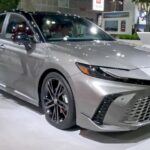 El Toyota Camry Híbrido 2025 se ha consolidado como una de las mejores opciones de sedán mediano con motorización híbrida. Con un diseño refinado y una versión mejorada de su sistema híbrido, este modelo ofrece un consumo combinado de aproximadamente 52 mpg, un rendimiento impresionante para un coche de su tamaño y categoría.

El interior del Camry Híbrido es amplio y cómodo, con una cabina silenciosa que favorece la conducción relajada. Equipado con tecnologías avanzadas de asistencia al conductor y sistemas de infoentretenimiento intuitivos, el Toyota Camry Híbrido es una de las opciones más completas del mercado, con la fiabilidad y el confort que caracteriza a Toyota.