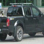 Si lo que buscas es una camioneta sencilla y robusta, la Nissan Frontier puede ser una excelente opción. La segunda generación (2015-2021) es más económica, ideal para quienes no requieren los últimos avances tecnológicos pero sí fiabilidad. Aunque algunos modelos más antiguos presentan problemas con los sensores de combustible, esta camioneta sigue siendo una opción confiable para el trabajo diario. Es una camioneta sin complicaciones que hará el trabajo sin problemas, a un precio mucho más accesible.
