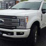 La Ford F-250 Super Duty se destaca por sus impresionantes capacidades de remolque, pudiendo arrastrar hasta 22,000 libras, gracias a su motor V8 de gran potencia. Es una de las camionetas más fuertes de su clase, pero, al igual que la F-150, también sufre de una alta tasa de depreciación. En el transcurso de cinco años, pierde el 45% de su valor. A pesar de su capacidad y fuerza, no escapa de la caída en su valor de reventa.