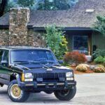 El Jeep Cherokee XJ fue un pionero en el uso de plataforma monocasco y la innovadora suspensión delantera de cuatro brazos. Este modelo, más pequeño que los modelos anteriores de chasis de largueros, ha ganado un lugar especial entre los coleccionistas y conductores de vehículos todoterreno. La versión más reciente, con el motor AMC de seis cilindros 4.0L, es especialmente codiciada por su fiabilidad y facilidad de modificación. Su interior renovado y su mayor estanqueidad lo convierten en una opción atractiva para quienes buscan un vehículo tanto para el día a día como para escapadas al campo. Con un valor promedio de 20.694 dólares, ha experimentado un incremento del 12% en su valor en 2025.