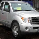 El Suzuki Equator es un modelo que se ha ganado el reconocimiento de algunos por su fiabilidad y su construcción sólida. Este pickup se fabricó en colaboración con Nissan y compartía la arquitectura y los motores con la Nissan Frontier. Sin embargo, el Equator destacó por ofrecer una gran relación calidad-precio y un diseño sobrio que agradó a muchos. Equipado con un motor V6 y versiones preparadas para el todo terreno, el Equator demostró ser capaz de todo, desde remolcar hasta aventuras off-road. A pesar de ser un modelo de corta vida, sigue siendo una opción inteligente para quienes valoran la durabilidad y el rendimiento confiable.