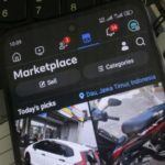 No dejes que te estafen con el valor de tu coche viejo
Un truco común de los concesionarios es mezclar el valor de tu coche de intercambio con el precio de compra del coche usado, lo que generalmente se traduce en una oferta baja por tu vehículo. Los compradores inteligentes mantienen las dos transacciones separadas. Primero, negocian el precio del coche usado y solo después mencionan su coche de intercambio. Si el concesionario ofrece un precio bajo, no dudes en rechazarlo; es probable que consigas más vendiéndolo tú mismo en sitios como Craigslist o CarMax. Utiliza herramientas como Kelley Blue Book para conocer el valor real de tu coche antes de llegar al concesionario.