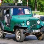 El Jeep CJ-5 es uno de los modelos más emblemáticos de la historia de Jeep. Lanzado en 1955 por Kaiser, transformó el Willys MB en un vehículo más potente, duradero y cómodo para el uso diario. Su chasis más largo y motor más potente lo hicieron ideal para los conductores que buscaban una mezcla entre rendimiento todoterreno y confort. Durante sus más de 30 años de producción, el CJ-5 pasó por varios cambios de propiedad, pero siempre mantuvo su carácter robusto y su espíritu aventurero. Este modelo se convirtió en uno de los más longevos y conocidos de Jeep, con millones de unidades vendidas.
