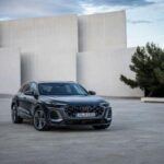 El SUV compacto de lujo del futuro

El Audi Q5 2025 está listo para elevar el estándar en el segmento de los SUV compactos de lujo. Con un diseño exterior renovado, que incluye una parrilla frontal más agresiva y líneas más definidas, el Q5 mantiene la elegancia y el rendimiento que lo han convertido en uno de los modelos más populares de Audi. Este SUV contará con varias opciones de motorización, incluidas versiones híbridas para ofrecer un mejor rendimiento de combustible y emisiones reducidas. En su interior, el Q5 se destacará por su sistema de infoentretenimiento MMI actualizado, con control por voz e inteligencia artificial. Este SUV será un verdadero equilibrio entre lujo, rendimiento y tecnología.