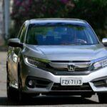 Precio promedio: $14,801
El Honda Civic 2016 es una excelente opción para quienes buscan un auto de bajo consumo de combustible y fiabilidad a largo plazo. Con un promedio de 34 a 35 millas por galón, el Civic se destaca por su eficiencia de combustible. Este modelo fue reconocido como el Mejor Auto Compacto de 2016 por Kelley Blue Book y ocupó el primer lugar en la categoría de Mejores Autos Pequeños por el Dinero de iSeeCars. Además, su valor de reventa es impresionante, lo que lo convierte en una de las mejores opciones en el mercado de autos usados.