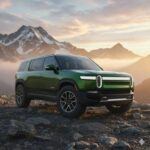Precio aproximado: $78,000
El Rivian R1S no es un SUV eléctrico cualquiera, sino una bestia todoterreno. Este modelo está diseñado para los aventureros que buscan un vehículo eléctrico capaz de enfrentarse a terrenos difíciles. Con características como el giro en tanque, el R1S es increíblemente rápido y potente para un SUV tan grande. Su interior combina lujo con un enfoque práctico para aventuras, haciendo de este modelo una opción premium para aquellos que no temen al precio. Si el dinero no es un problema y necesitas un SUV eléctrico de alto rendimiento para todo tipo de condiciones, el Rivian R1S es tu mejor elección.