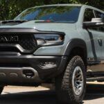La Ram 1500 2022 es una camioneta que destaca por su lujo y confort. Su espaciosa cabina, con materiales de alta calidad y tecnología avanzada como la pantalla táctil de 12 pulgadas, la convierte en una opción ideal para aquellos que buscan lo mejor de ambos mundos: trabajo y familia. Disponible con un motor V6 de 3.6 litros o el potente HEMI V8 de 5.7 litros, la Ram 1500 ofrece una gran capacidad de remolque y un manejo suave, lo que la hace perfecta tanto para cargar equipo de trabajo como para viajes largos con la familia. Las características de seguridad, como el monitor de punto ciego y el asistente de mantenimiento de carril, hacen que sea una opción confiable para las familias.