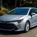 El Toyota Corolla es uno de los coches más vendidos a nivel mundial, y no es difícil entender por qué. Es extremadamente fiable, con una impresionante eficiencia de combustible y bajos costos de mantenimiento, lo que lo convierte en una opción atractiva para aquellos que buscan un coche que dure muchos años. Con el mantenimiento adecuado, no es raro ver Corollas alcanzar las 300,000 millas, lo que demuestra su resistencia y longevidad. Su diseño simple pero robusto hace que sea una opción práctica y confiable para quienes valoran la durabilidad.