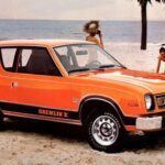 El AMC Gremlin fue una de las respuestas más pobres a la creciente amenaza de los coches japoneses en los años 70. Con una construcción barata y una motorización muy limitada, el Gremlin no era ni fiable ni práctico. Para empeorar las cosas, contaba con frenos de tambor en las cuatro ruedas y una transmisión de tres marchas que se sentía más como una tortura que como una experiencia de conducción. Este coche se ganó su lugar en la historia, pero no por las razones correctas.