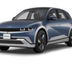 Autonomía máxima por carga: 319 millas
El Chevrolet Equinox EV es otro SUV eléctrico compacto que se destaca por su rendimiento y su excelente autonomía de hasta 319 millas. A un precio inicial de $44,195, el Equinox EV ofrece una alternativa más asequible a los modelos de lujo, pero sin sacrificar el confort y la tecnología.

A diferencia de algunos competidores, el Equinox EV mantiene un enfoque práctico y funcional, ideal para quienes necesitan un SUV eléctrico para el día a día con un alcance adecuado para viajes más largos. Aunque no tiene el carácter deportivo del Kia EV6, ofrece un rendimiento fiable y una experiencia de conducción cómoda.