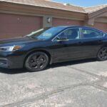 Si buscas un coche fiable que te brinde tranquilidad en tus viajes, el Subaru Legacy es una opción excelente. Este modelo viene con tracción total de serie, lo que te permitirá conducir con seguridad en todo tipo de condiciones, incluyendo caminos mojados o nevados. El Legacy destaca por su visibilidad superior, lo que facilita la conducción en largas distancias. Además, sus asientos cómodos y su conducción suave aseguran que puedas disfrutar de tus viajes sin molestias, convirtiéndolo en un compañero ideal para largos trayectos. Su fiabilidad y durabilidad lo hacen perfecto para quienes buscan una opción sencilla pero efectiva.