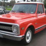 La Chevrolet C/K Series combinó una toughness industrial con una mayor comodidad de conducción. Esta generación introdujo la suspensión delantera independiente y reforzó las zonas clave con acero más fuerte, lo que le permitió ofrecer una utilidad doble: durabilidad en el trabajo y confort en la carretera. Gracias a su gama de motores confiables, la C/K Series era apta tanto para contratistas como para familias, convirtiéndola en una de las camionetas más populares de su tiempo. Su capacidad de resistir el abuso diario durante años la mantuvo como un referente en el mundo de las pickups, y su legado sigue siendo parte del diseño de las camionetas modernas.