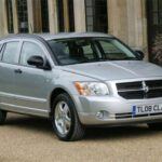 El Dodge Journey 2009 no ha logrado ganarse la reputación de otros SUV más duraderos, y los mecánicos advierten sobre sus deficiencias de construcción. El motor de 2.4L no tiene la potencia suficiente para un SUV, lo que lo convierte en uno de los modelos más débiles de su época. Además, los problemas de fiabilidad en su transmisión y el bajo rendimiento general han convertido al Journey en un modelo que no sobrevive bien más allá de los 100.000 kilómetros sin un desgaste considerable. Esto hace que muchos propietarios terminen abandonando este modelo en favor de opciones más confiables.
