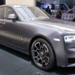 Para aquellos que buscan el lujo absoluto, el Rolls-Royce Ghost es la elección perfecta. Este coche no solo cuenta con un motor V12 potente, sino que también ofrece una experiencia de conducción extraordinariamente suave y silenciosa. El interior, hecho a mano, es un ejemplo de la atención al detalle que caracteriza a la marca, desde el techo estrellado hasta los acabados personalizados. Con el Rolls-Royce Ghost, los jubilados pueden disfrutar de un vehículo que no solo es un medio de transporte, sino una declaración de elegancia y refinamiento, haciendo de cada viaje una ocasión especial.