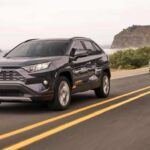 El Toyota RAV4 es uno de los SUV más vendidos, pero su éxito no está exento de críticas. Aunque su rediseño en 2019 introdujo una estética más agresiva y una gran cantidad de características estándar, como la asistencia al conductor, el modelo sigue siendo una opción predecible. El motor, aunque eficiente, no ofrece nada emocionante, y la calidad interior está por debajo de la de otros rivales de su clase. A pesar de su economía de combustible y las opciones híbridas, el RAV4 no tiene la personalidad ni la innovación que muchos consumidores buscan en este segmento altamente competitivo.